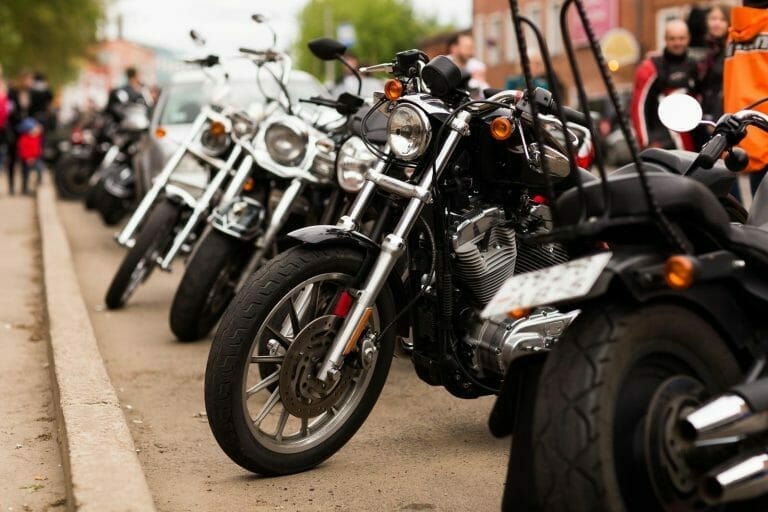 La loi française sur les rétroviseurs obligatoires pour les motos : Ce que vous devez savoir