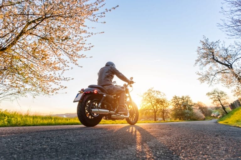 Comment le choix de la moto influence-t-il les tarifs d’assurance pour les jeunes conducteurs ?
